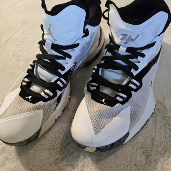 Jordan Athletic Shoes Black and White - Picture 2 of 5